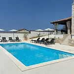 Victoria Istra Heated Pool Fenced Garden *
